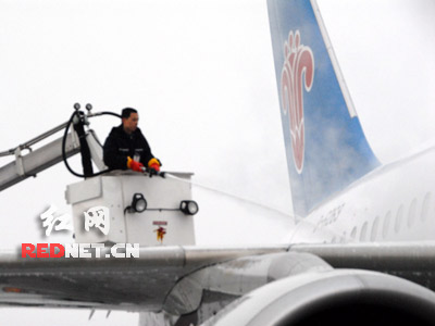长沙黄花机场因雪关闭近12小时 80余航班延误