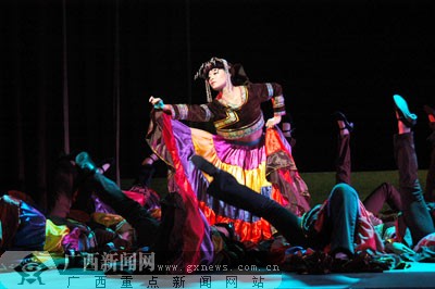 歌舞飞扬 广西艺术学院成教院举行毕业晚会