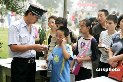 英语等级考试不见成年人 小学生赶考只为小升