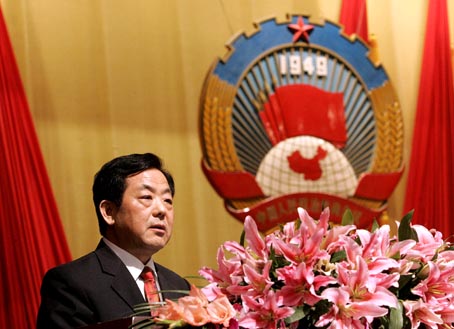 省政协主席王全书代表政协第九届河南省委员会常务委员会,向大会作