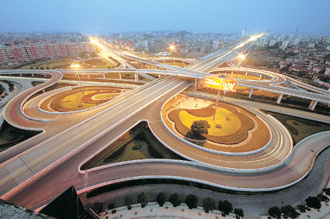 岳阳正加速建设城市交通.图为迷人的琵琶王立交桥夜景.