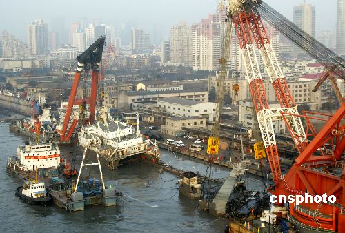 上海黄浦江自沉万吨轮被打捞出水(图)