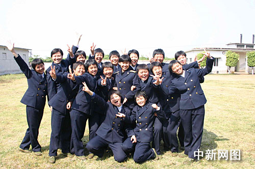 06年末,一群十七,八岁正值花季年龄的少女走进海军南海舰队女兵训练营