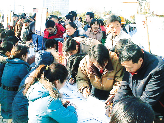 淮安招聘会_1.1万个岗位 淮安这场招聘会人气爆棚(5)