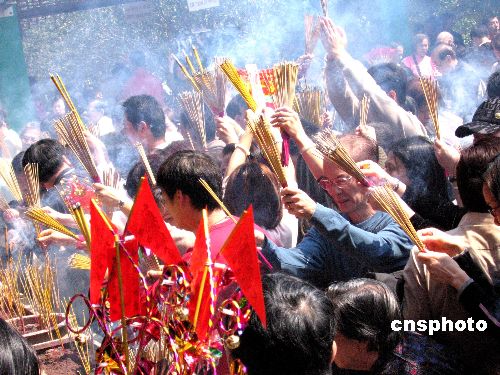 图:香港著名寺庙黄大仙香火鼎盛