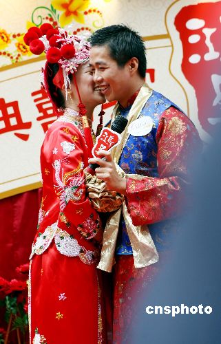 图:香港9对新人举行中式传统集体婚礼