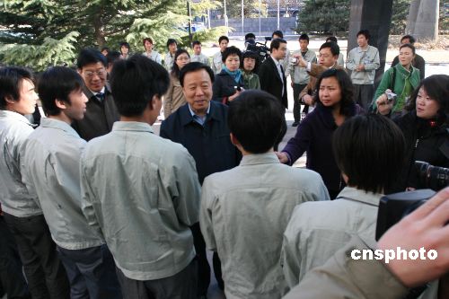 两会采风:甘肃省委书记与省长京城探望农民工