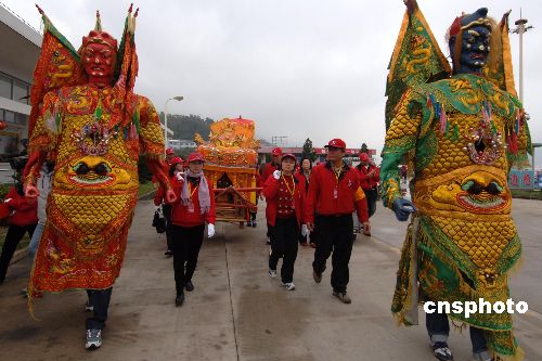 图:台湾马祖信众首次携妈祖金身赴连江