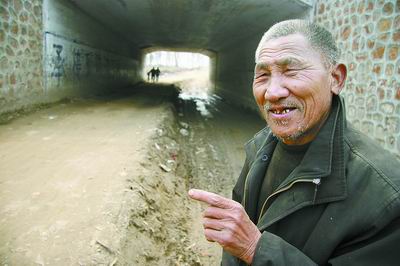 77岁老汉3年义务维修坑凹路