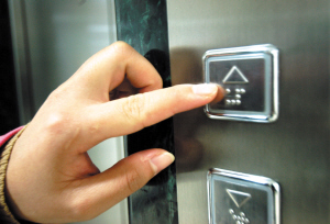 电梯按键上也使用了触摸盲文.