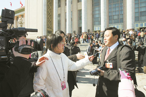 "今天,全国人大代表李瑞师在接受记者采