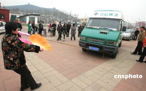 73岁老太 神牙 拖动两辆汽车高清图片