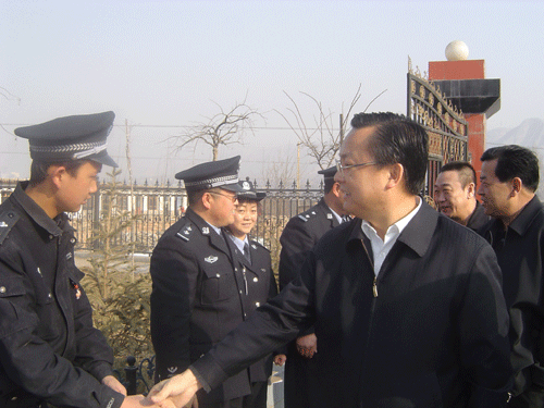 省委政法委书记李鹏新在海东调研维护社会稳定工作