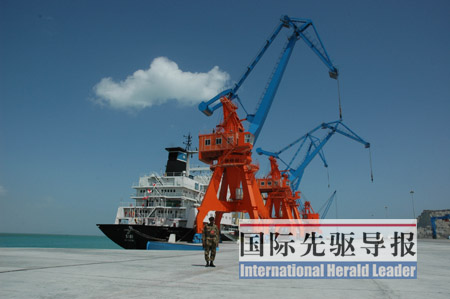 中国援建巴基斯坦瓜达尔港正式竣工(图)