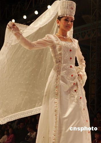 图:丝路霓裳展示新疆民族服装文化