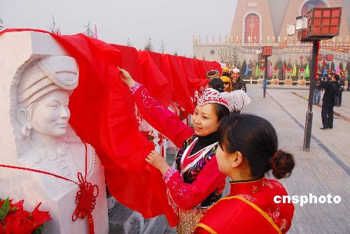 民委副主任:中国民族关系平等团结不存在歧视