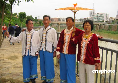 图：广西武鸣壮族民众唱山歌