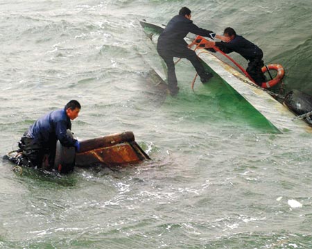 昨日我市海域一艘渔船在风浪中翻扣并下沉渔民骑船求生"快艇"顶风营救