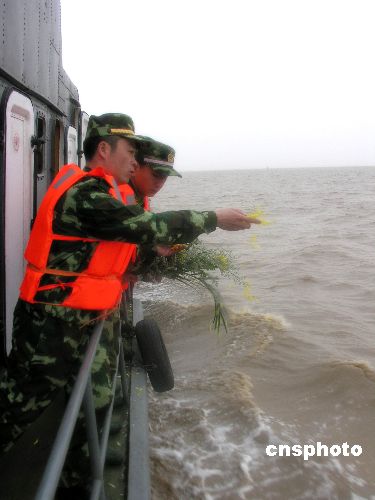 图：温州边防官兵海上祭英魂
