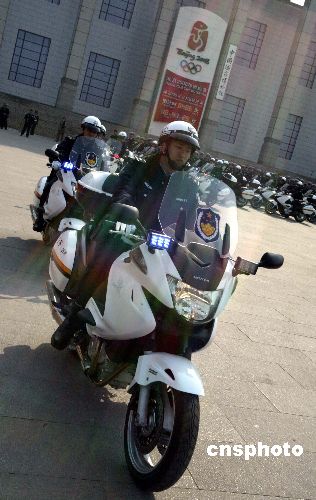图:长安街执勤警员配备新式摩托车