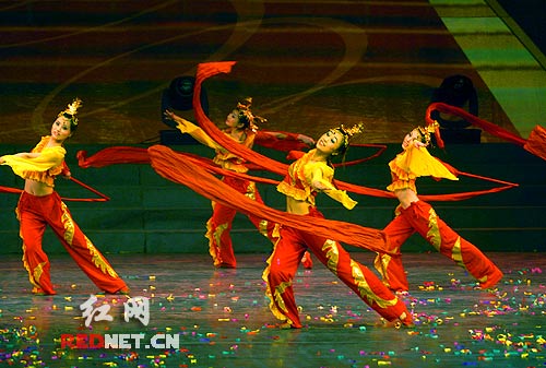首届中国歌厅文化节晚会长沙举行 奇人纷纷献