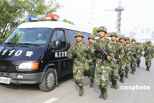 图:南京武警特战队进行处突演练
