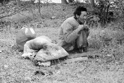 绝对震惊流浪汉叫人剁双脚.三日竟无人问津!有图有真象!