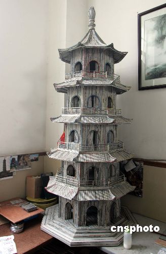 图:在沪外籍服刑人员学做纸制工艺品