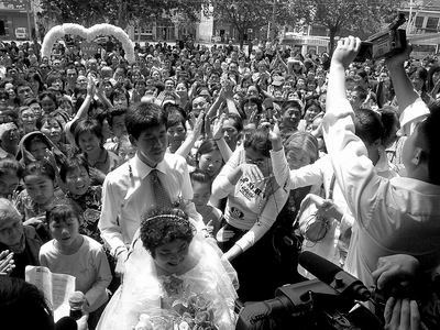 出生时不幸被弃,33年被抚育成人,众人牵线终成家。5月12日——全城人热心操办轮椅上的婚礼