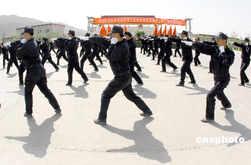 图:新疆新录用监狱警察通过各项考核