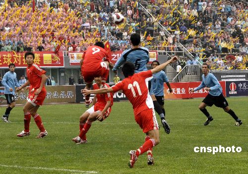 图:中国国奥队与乌拉圭国奥足球队对抗赛在贵