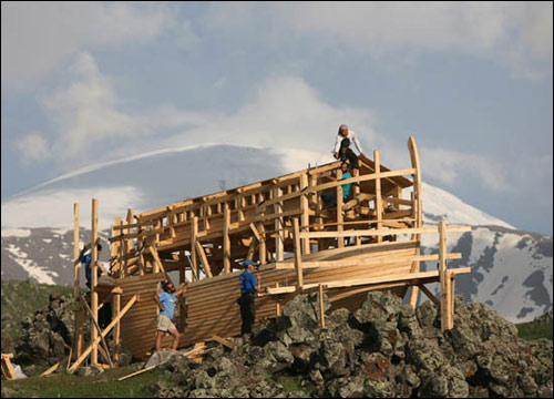 绿色和平组织志愿者在土耳其亚拉腊山2500米的高度上建造新"诺亚方舟"