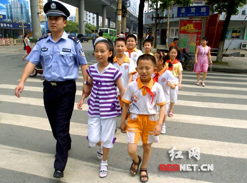 六一来临 长沙民警为小学生讲交通安全课(组图