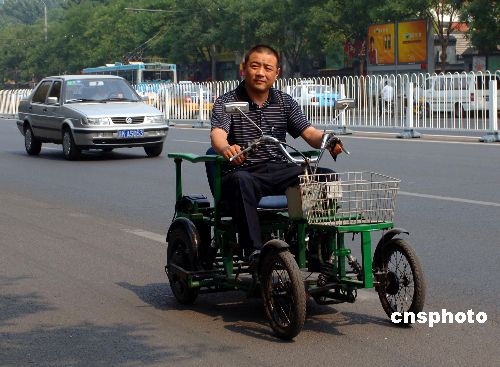 图:北京市民自制四轮电动车疾驰街头