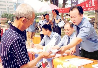 机关举报宣传周活动昨日启动 胡克惠王振川在北京活动现场接受咨询