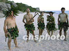 图为挑战者穿着用树叶编织的衣服在海岛生活
