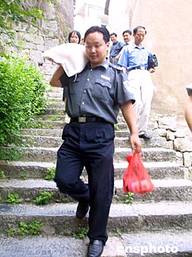 湖北巴东公安局地处山坡上 北京警察帮其搬家