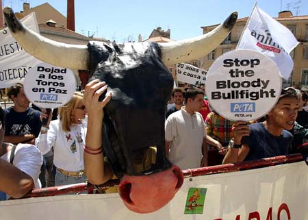 图文:葡萄牙示威者抗议允许斗牛活动中宰杀牛