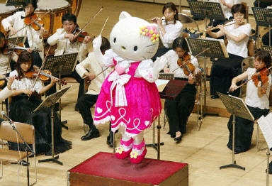 图文:日本动画形象Kitty猫指挥交响乐团