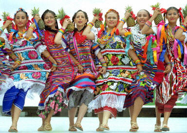 图文:墨西哥舞蹈家表演传统菠萝舞