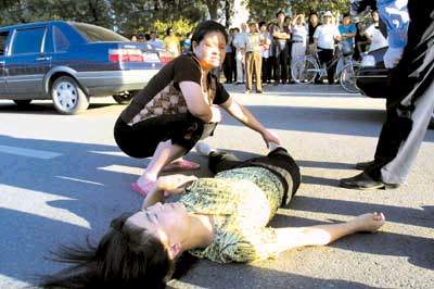 图文:北京街头一女子横跨护栏被桑塔纳撞伤