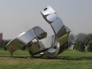 组图:2002北京-国际城市雕塑艺术展作品众多
