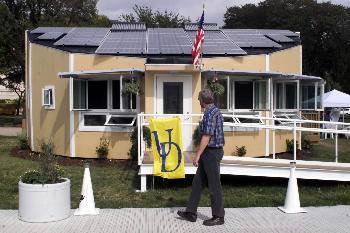 图文:美国举办大学生太阳能房屋设计比赛