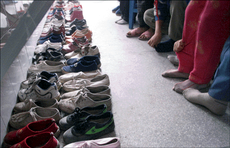 重庆小学生被迫穿拖鞋上课(图)