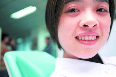 广州女孩青睐钻石镶牙 追求钻石般的微笑(附图