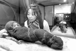 图文:北京展出约公元前800年的木乃伊婴儿