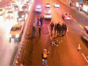 北京东直门发生交通事故 一男子跳桥身亡(图)