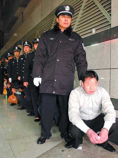 四川足球队退役队员黄小勇当上警官与案犯斗争