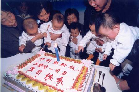 组图:河北沧州五胞胎在北京度过周岁生日