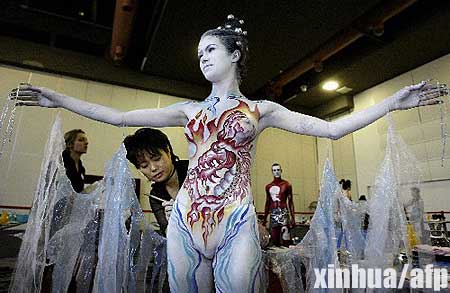 图文:世界人体彩绘锦标赛 女模胴体画满图案